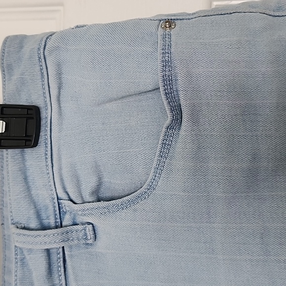 SIZE 16 OLD NAVY WOMAN'S DENIM SHORTS - Picture 3 of 9